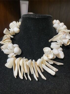 BEAUTIFUL Creamy White vintage Shell Statement Necklace